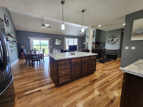 Group Stays, Sleep 8-10, Near KC, Pet Friendly, 3 acres