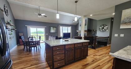 Group Stays, Sleep 8-10, Near KC, Pet Friendly, 3 acres