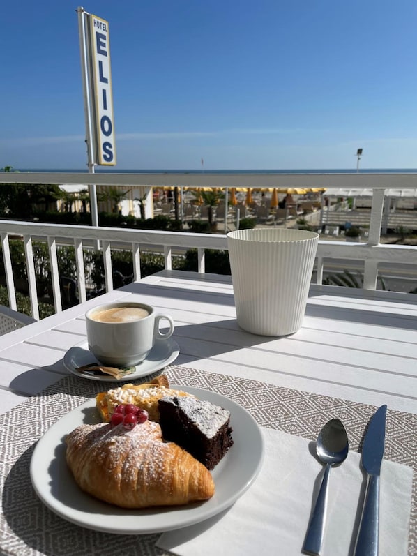 Outdoor dining - Hotel Elios (Bellaria-Igea Marina)
