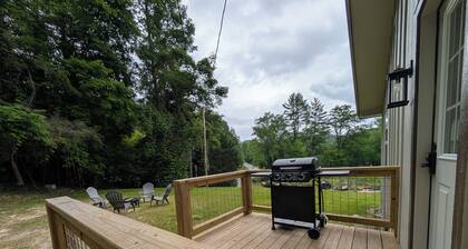 Quiet 3-bedroom house in Lake Toxaway. Short drive to many waterfalls.