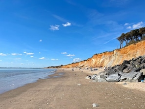 A beach with a rocky cliff and a clear blue sky. - La Petite Casa de Silz (ARZAL)