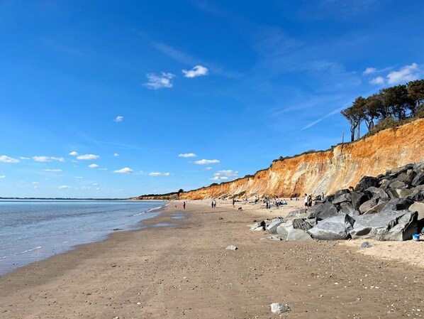 A beach with a rocky cliff and a clear blue sky. - La Petite Casa de Silz (ARZAL)