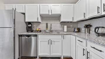 Fridge, oven, stovetop, dishwasher