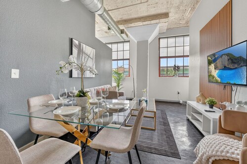 Urban River Market Escape | 2BR, Sleeps 6