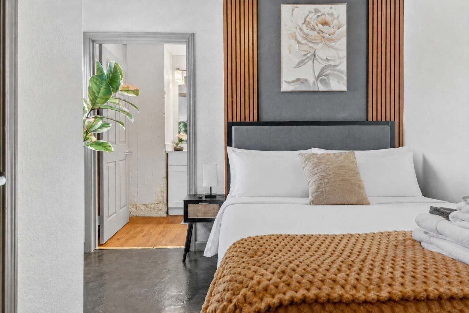 Tabla de planchar con plancha, cuna de viaje, wifi y ropa de cama 