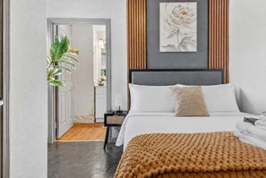 Tabla de planchar con plancha, cuna de viaje, wifi y ropa de cama 