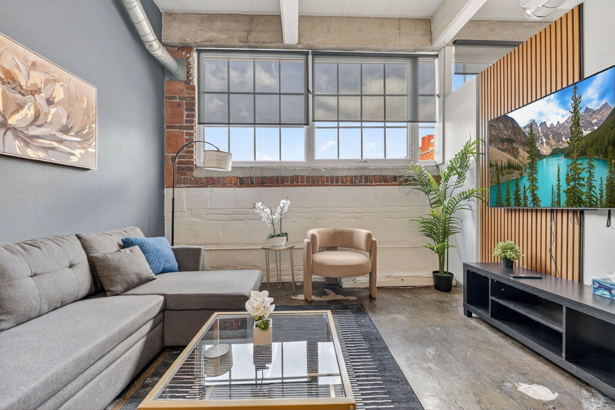 River Market Loft Stay - 2br Stay Near Downtown Kc - Parkville, MO
