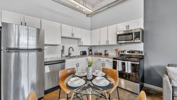 Fridge, oven, stovetop, dishwasher