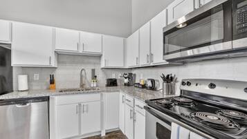 Fridge, oven, stovetop, dishwasher