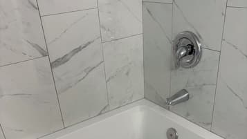 Bañera con ducha, secador de pelo, toallas, jabón