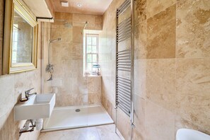 A bathroom with a shower, a sink, and a toilet. - Beautiful Pad Near World Heritage Jurassic Coast (Bridport, Dorset)
