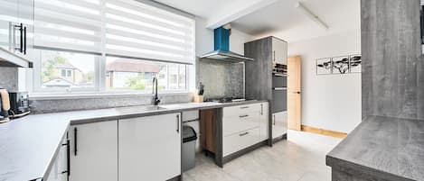 Refrigerador, microondas, horno y lavavajillas