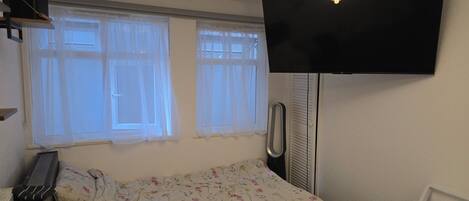 1 habitación, wifi y ropa de cama