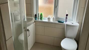 Dusche, Haartrockner, Handtücher, Seife