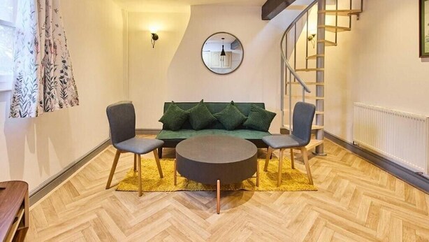 TV - Apartment Sleeps 8 with WiFi (Nottingham)