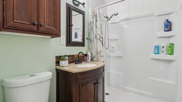 Regadera, amenidades de baño ecológicas, secadora de cabello, toallas