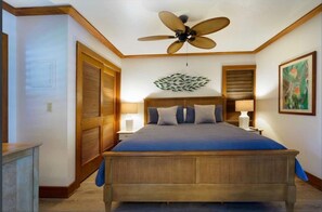 1 habitación, tabla de planchar con plancha y cuna de viaje 