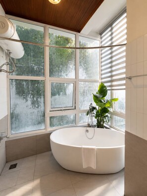 Dusche, Haartrockner, Bidet, Handtücher
