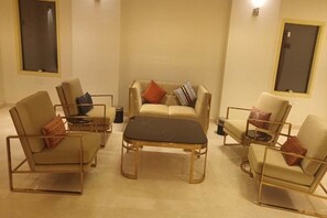 Une pièce comprenant un canapé, une table basse et une table d’appoint.