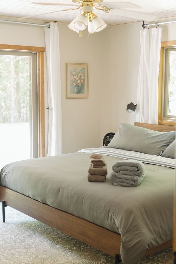 4 bedrooms, iron/ironing board, internet, bed sheets