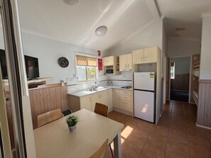 Cabin, Multiple Beds, Non Smoking, Kitchenette | Private kitchenette | Toaster