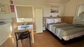 Cabin, 1 Queen Bed, Kitchenette | Iron/ironing board, free WiFi, bed sheets, wheelchair access