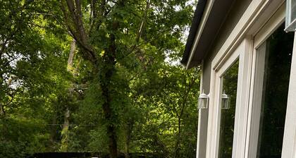 Monarc Sunrise Retreat – Cozy small city charm with a peaceful country farm feel