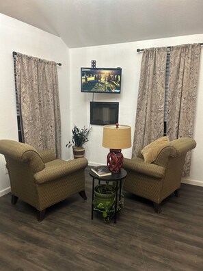 Living area - Monarc Sunrise Retreat – Cozy small city charm with a peaceful country farm feel (Keene)