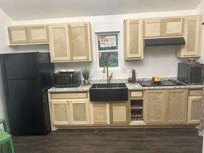 Private kitchen - Monarc Sunrise Retreat – Cozy small city charm with a peaceful country farm feel (Keene)
