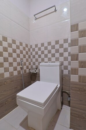 Quarto triplo luxo | Banheiro | Chuveiro, produtos de toalete grátis, toalhas de banho, sabonete