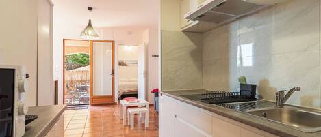 Frigorífico, microondas, horno y utensilios de cocina