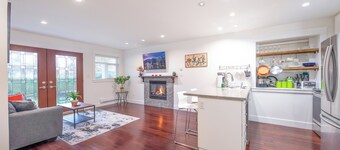 2 Bed Stylish Central Location- Great Neighborhood-Free Parking. Pet Friendly