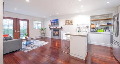 2 Bed Stylish Central Location- Great Neighborhood-Free Parking. Pet Friendly
