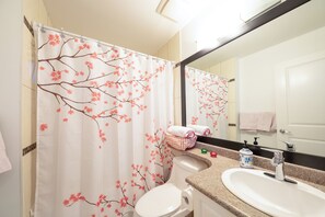 Hair dryer, towels, soap, toilet paper - 2 Bed Stylish Central Location- Great Neighborhood-Free Parking. Pet Friendly (North Vancouver)