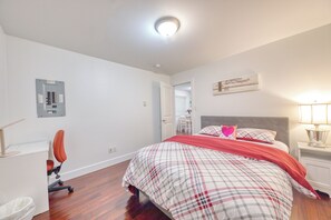 Iron/ironing board, free WiFi, bed sheets, wheelchair access - 2 Bed Stylish Central Location- Great Neighborhood-Free Parking. Pet Friendly (North Vancouver)