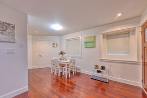 Dining - 2 Bed Stylish Central Location- Great Neighborhood-Free Parking. Pet Friendly (North Vancouver)