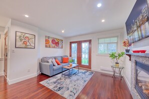 Smart TV - 2 Bed Stylish Central Location- Great Neighborhood-Free Parking. Pet Friendly (North Vancouver)