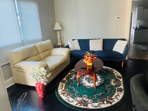 Living area - Entire 1BR Home Near Downtown, Free Parking, WiFi, Laundry,Kitchen, Streaming TV (Columbus)