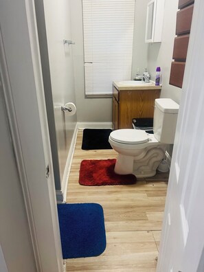 Bathroom - Entire 1BR Home Near Downtown, Free Parking, WiFi, Laundry,Kitchen, Streaming TV (Columbus)