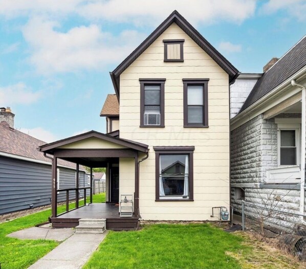Exterior - Entire 1BR Home Near Downtown, Free Parking, WiFi, Laundry,Kitchen, Streaming TV (Columbus)