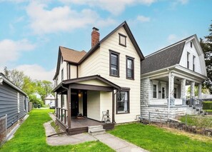 Exterior - Entire 1BR Home Near Downtown, Free Parking, WiFi, Laundry,Kitchen, Streaming TV (Columbus)