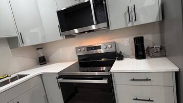 Frigorífico, microondas, horno y placa de cocina
