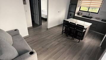 Appartement, 2 chambres, balcon | Coin séjour