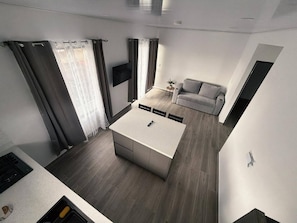Un espacio moderno para vivir con cocina, comedor y sofá.