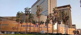 Prime City Center Location, Comfortable Accommodations with Breakfast WiFi & AC