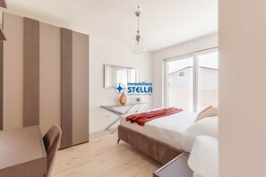 Ein modernes Schlafzimmer mit Bett, Schreibtisch und Spiegel.