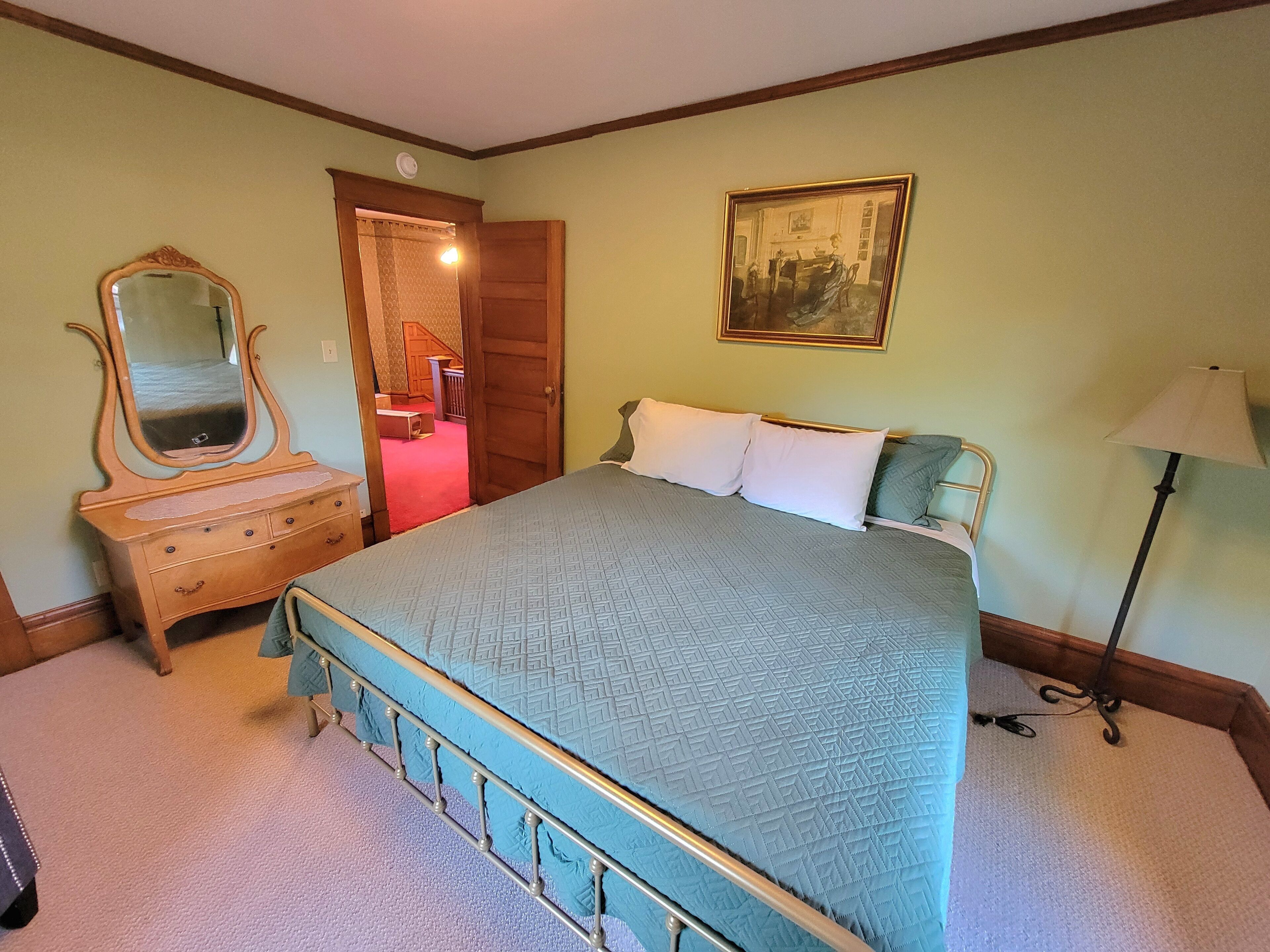 4 bedrooms, iron/ironing board, Internet, bed sheets