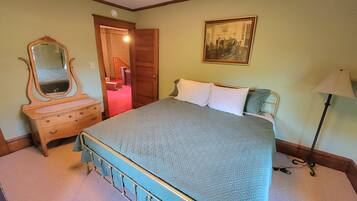 4 bedrooms, iron/ironing board, Internet, bed sheets