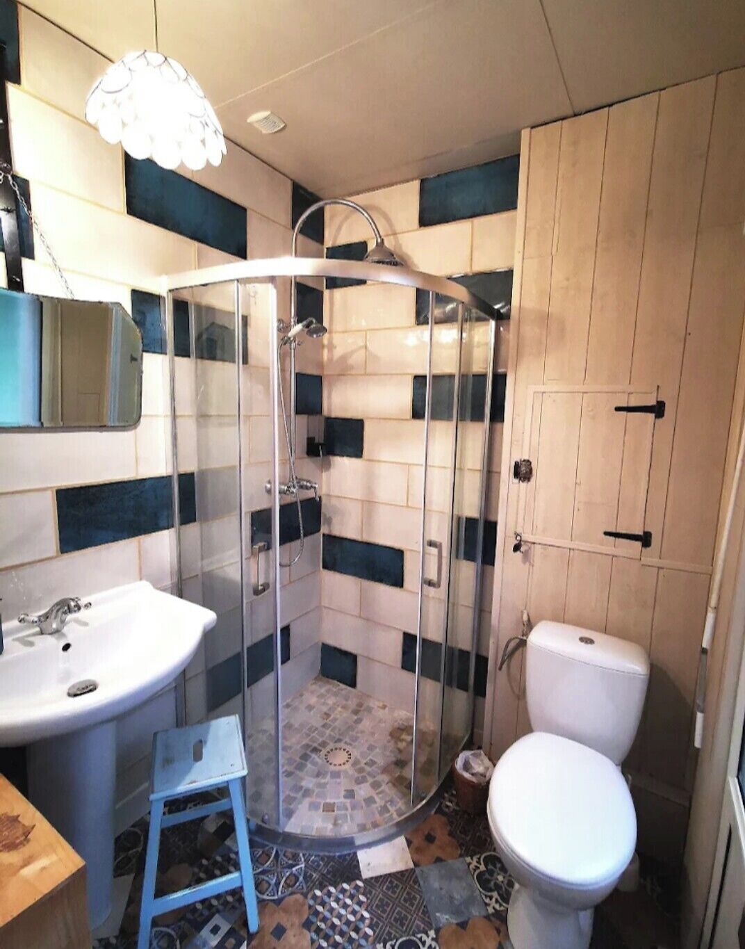 Haartrockner, Handtücher, Seife, Toilettenpapier