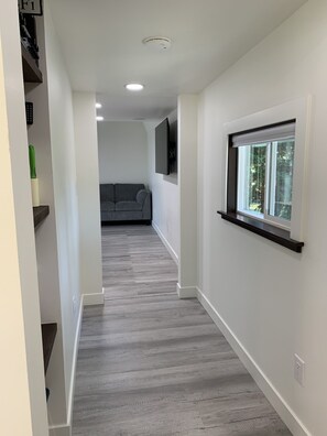Living area - Luxury private river front, 1-bedroom cottage in Monroe (Monroe)